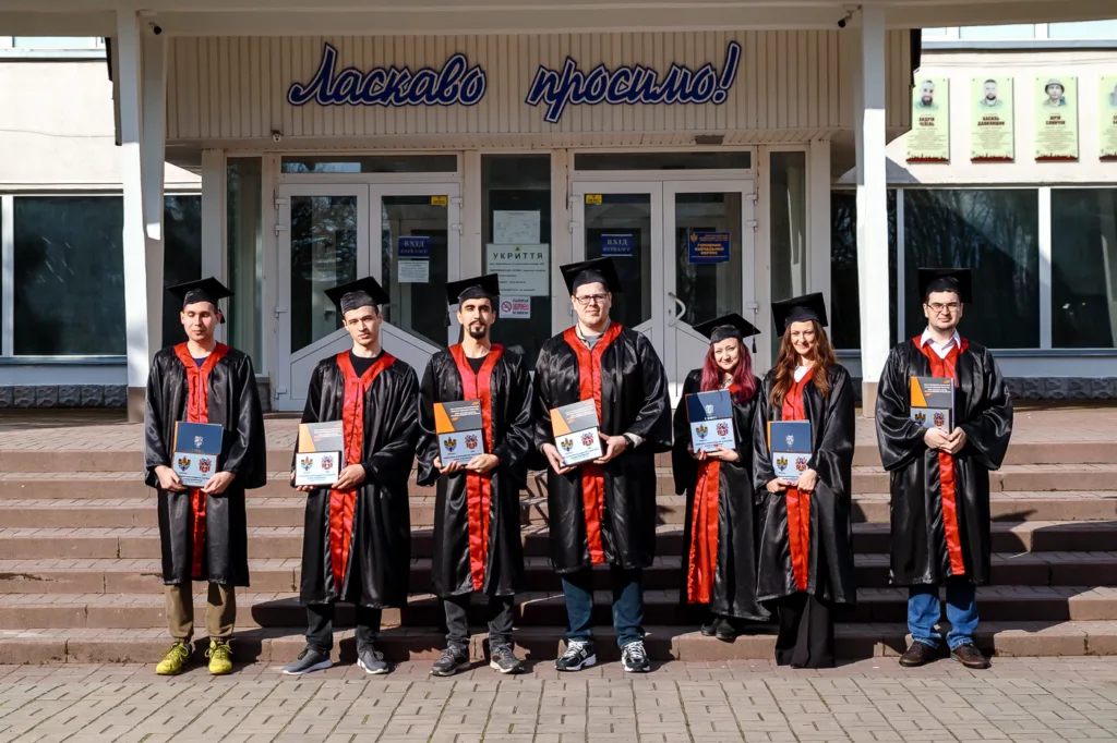 Випускники університету отримують дипломи на сходах