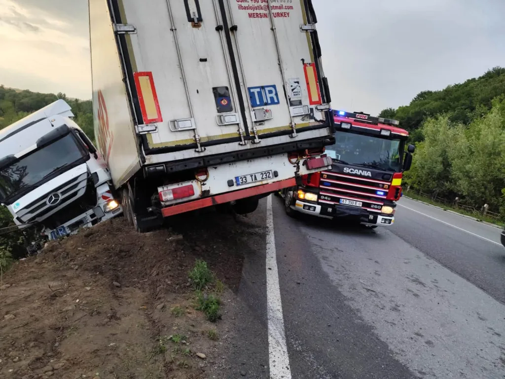 Вантажівка зʼїхала з дороги, пожежна машина допомагає