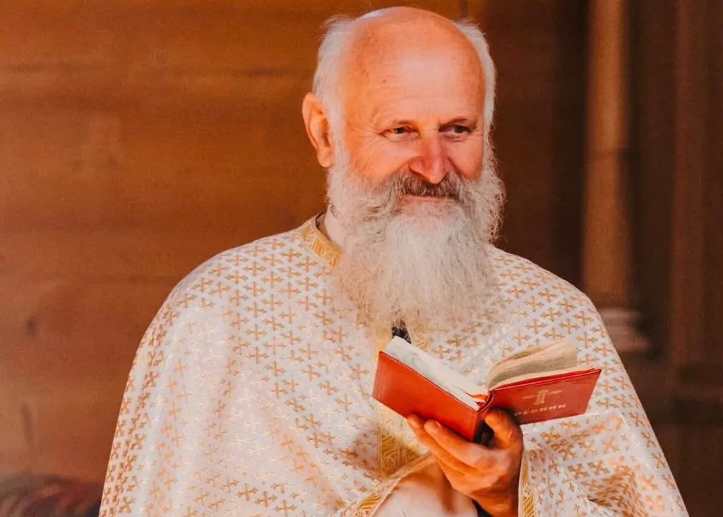 Священник з книгою у храмі