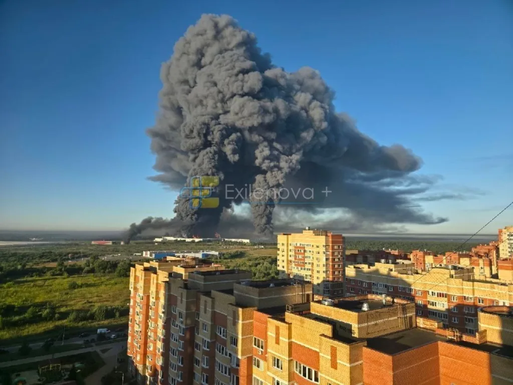 Велика хмара диму над міськими будинками
