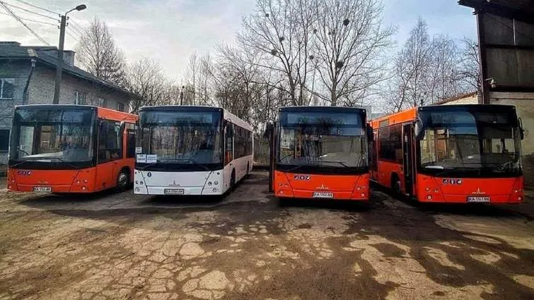 Чотири міські автобуси на стоянці взимку