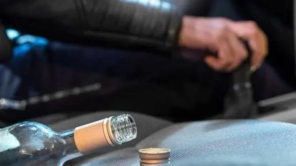 Порожня пляшка алкоголю в автомобілі