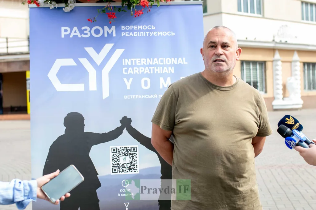 Чоловік говорить на заході ветеранського марафону