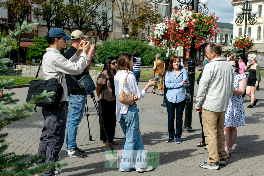 Група людей спілкується на вулиці міста