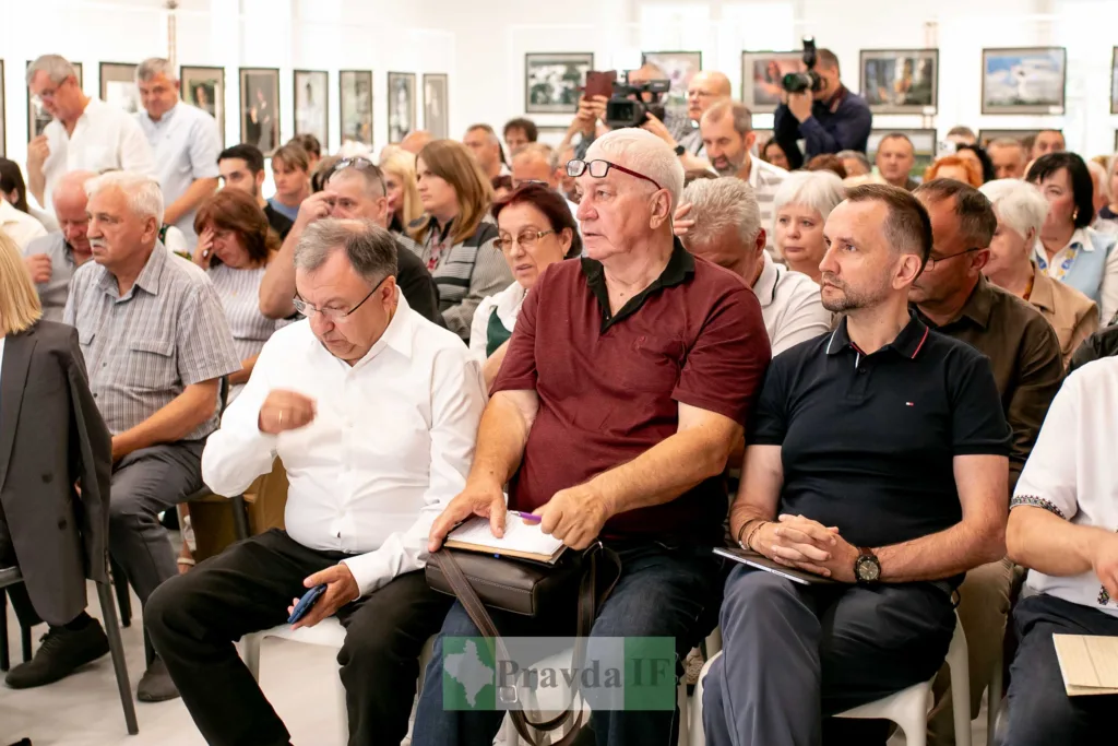 Люди на відкритій конференції або громадському заході