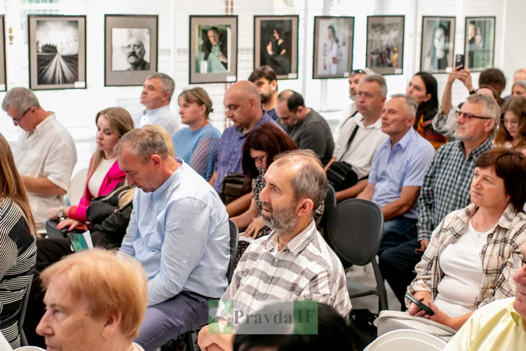 Люди слухають лекцію в артгалереї