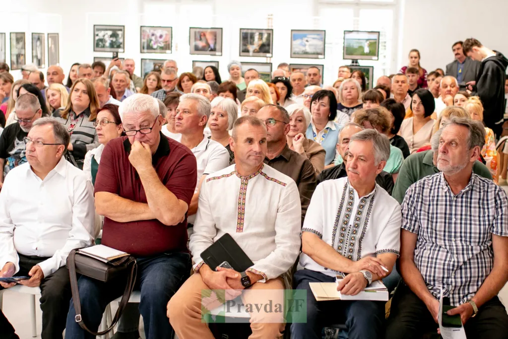 Люди на культурному заході з виставкою фотографій