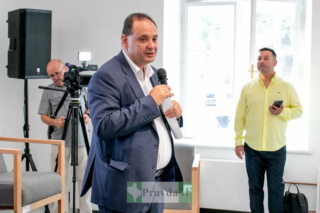Чоловік говорить з мікрофоном під час заходу