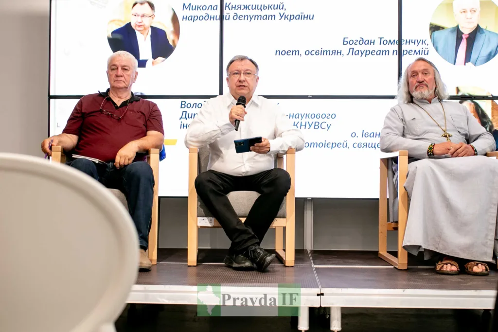Троє чоловіків на публічному обговоренні в Україні