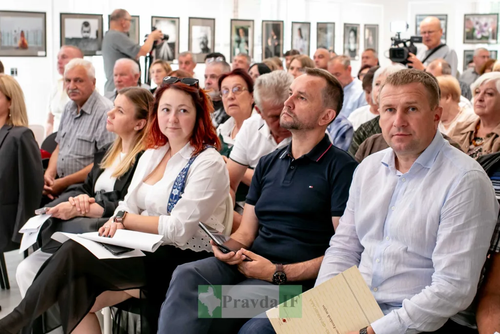 Люди на конференції у галереї з фотографіями