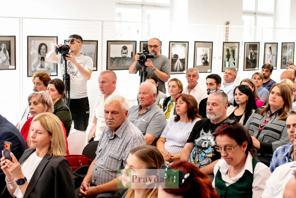 Люди на виставці фотографій у галереї