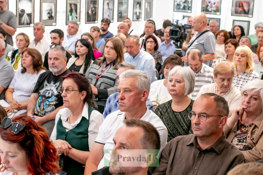 Люди на виставці фотографій у галереї