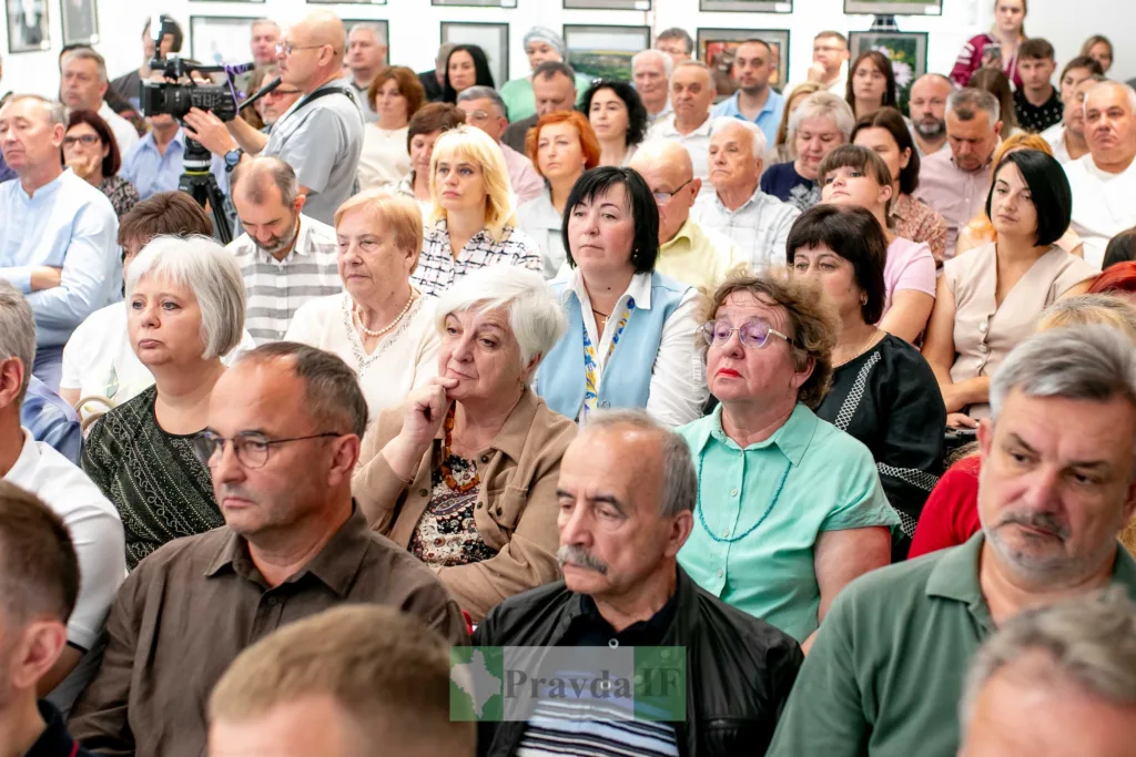 Люди на публічному заході у залі