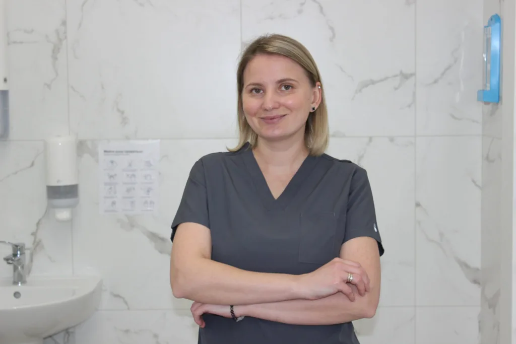 Медичний працівник у сірій формі в клініці