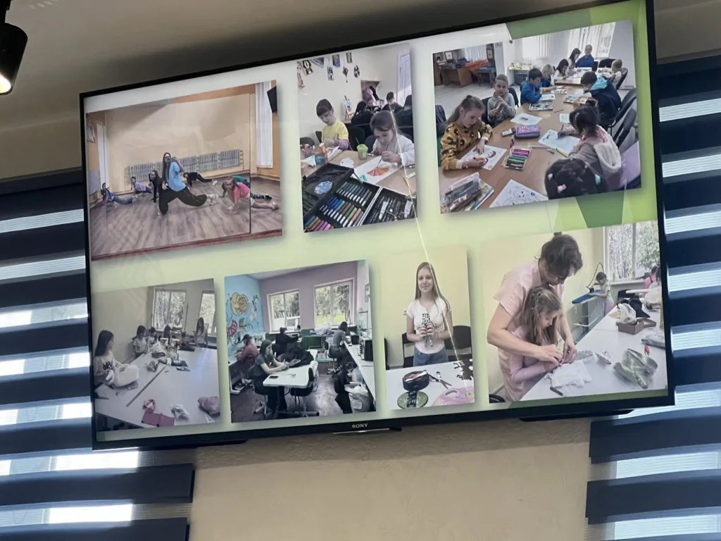 Діти займаються мистецтвом і навчанням у класі