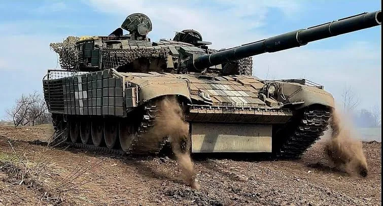 Бойовий танк рухається по бездоріжжю