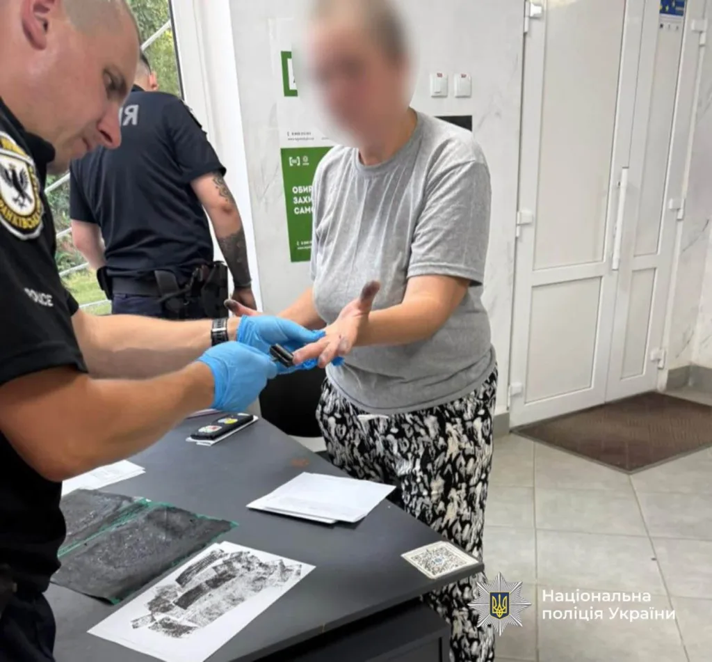 Поліція знімає відбитки пальців у відділку