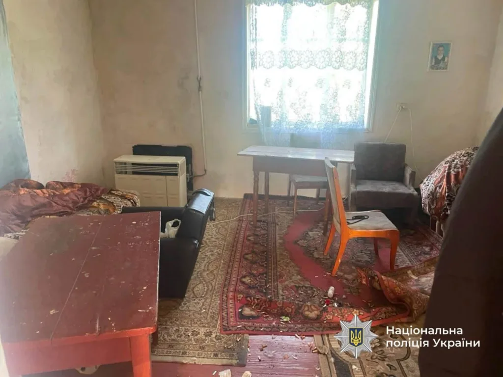 Занедбана кімната з меблями та килимом на підлозі