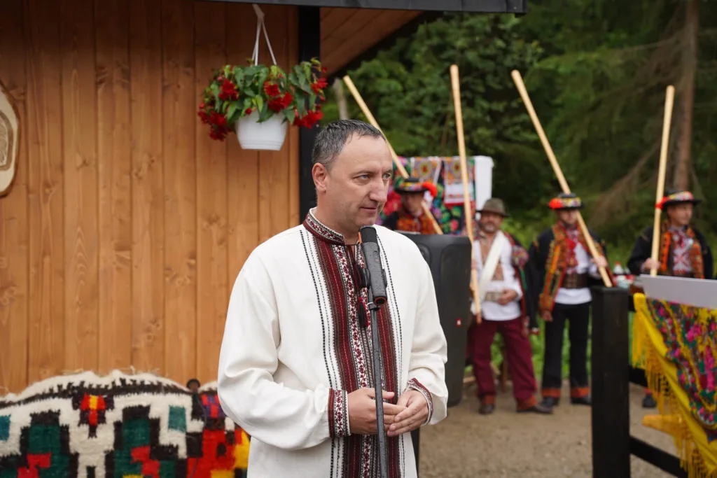 Чоловік у вишиванці говорить на святі