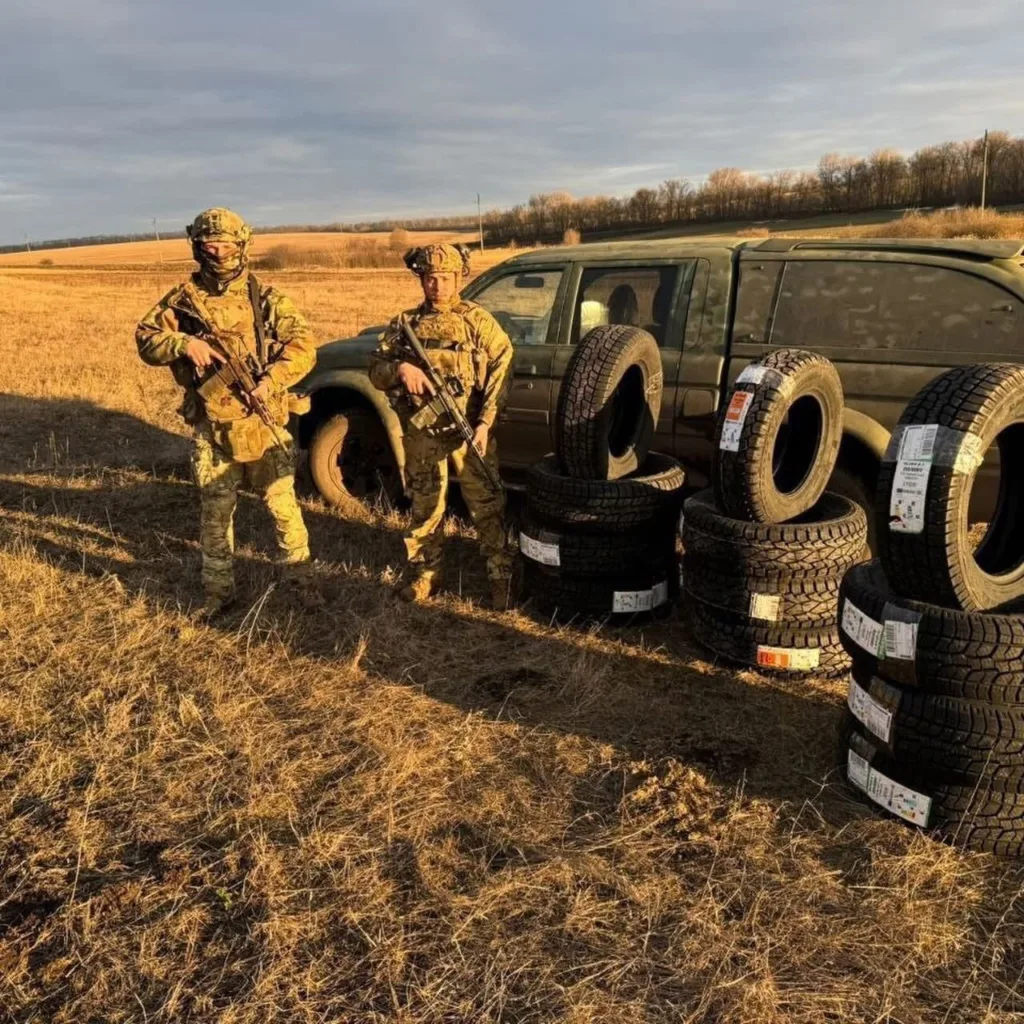 Військові біля автомобіля та шин у полі