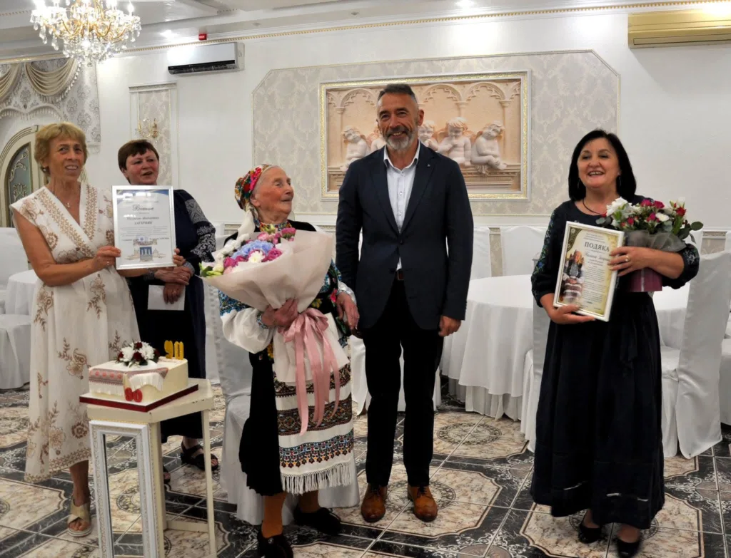 Урочисте вручення подяк і квітів у залі