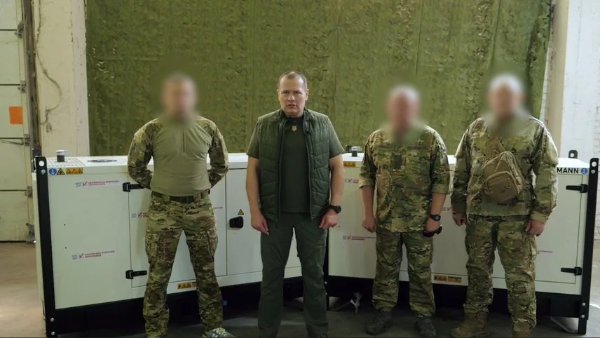 Військові стоять перед генераторами у приміщенні