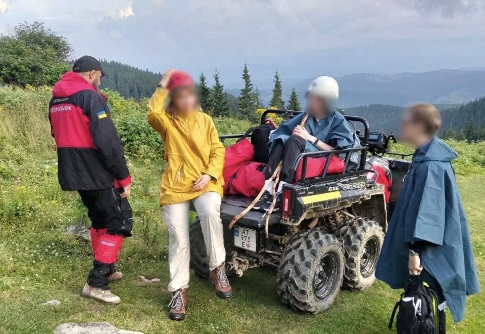 Рятувальники допомагають туристам у горах Карпат