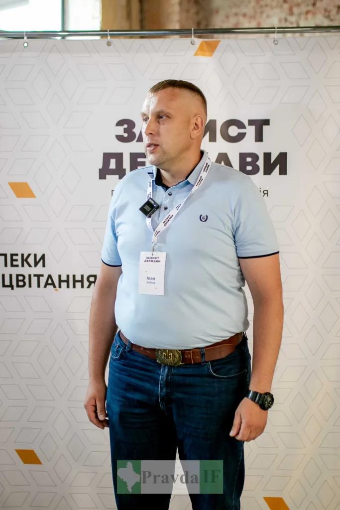 Чоловік на форумі захисту держави