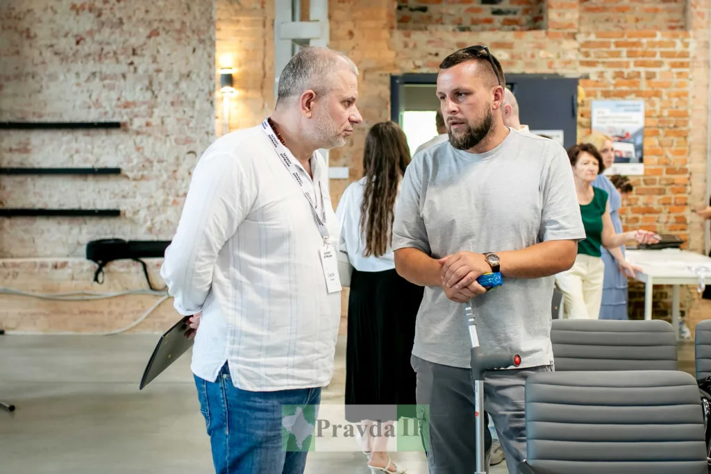 Двоє чоловіків спілкуються на конференції в офісі