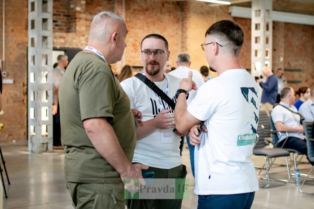 Люди спілкуються на конференції в сучасній залі