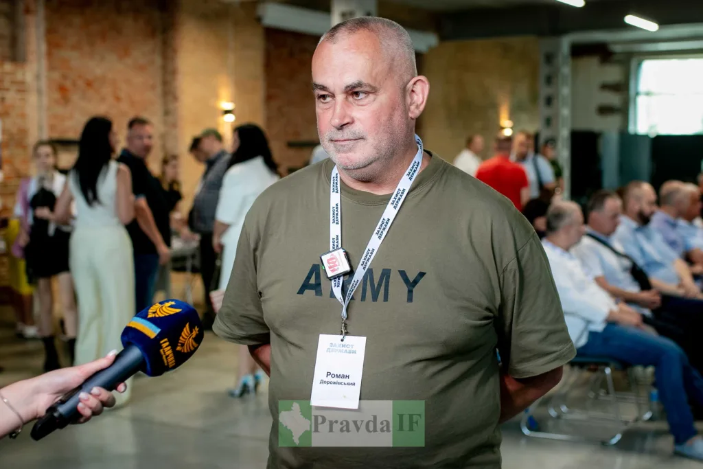 Чоловік на заході дає інтерв'ю журналісту