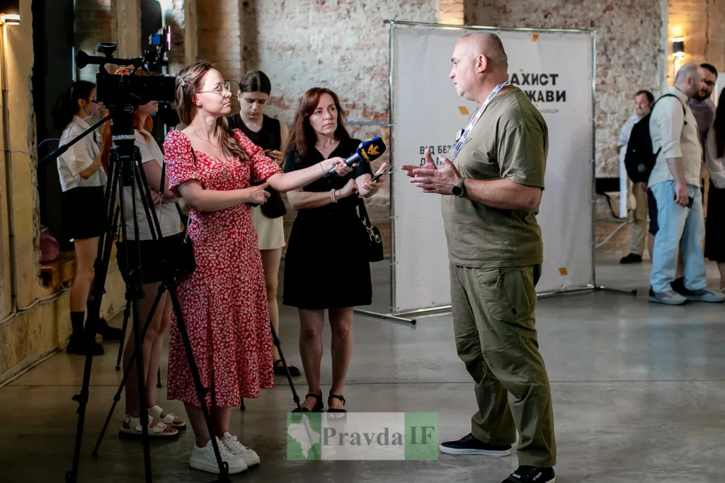 Журналісти беруть інтерв’ю під час пресконференції