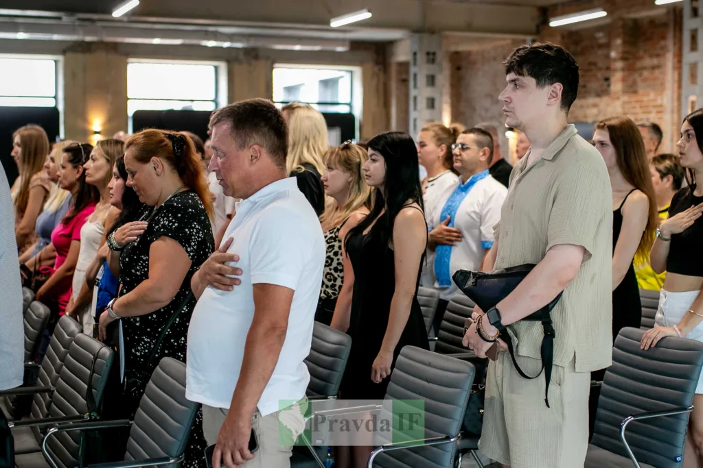 Люди стоять під час урочистого заходу