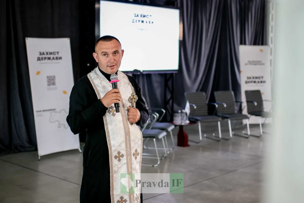 Священник виступає на конференції із мікрофоном