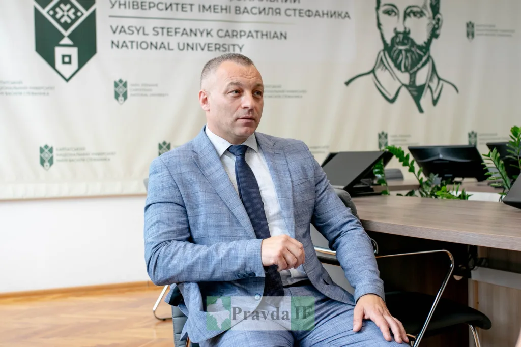Чоловік у костюмі в університетському кабінеті