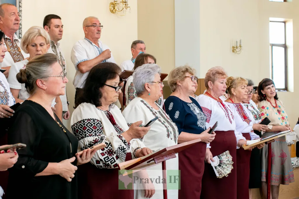 Хор у вишиванках співає в церкві