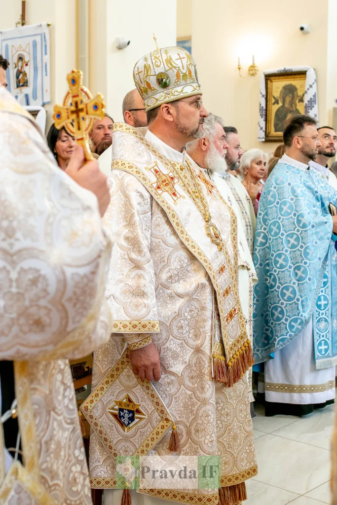 Священнослужителі під час богослужіння в церкві