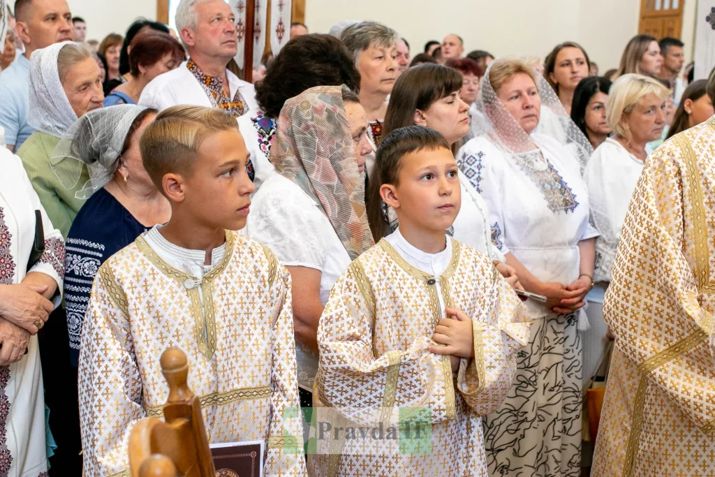 Діти та дорослі на церковній службі в Україні