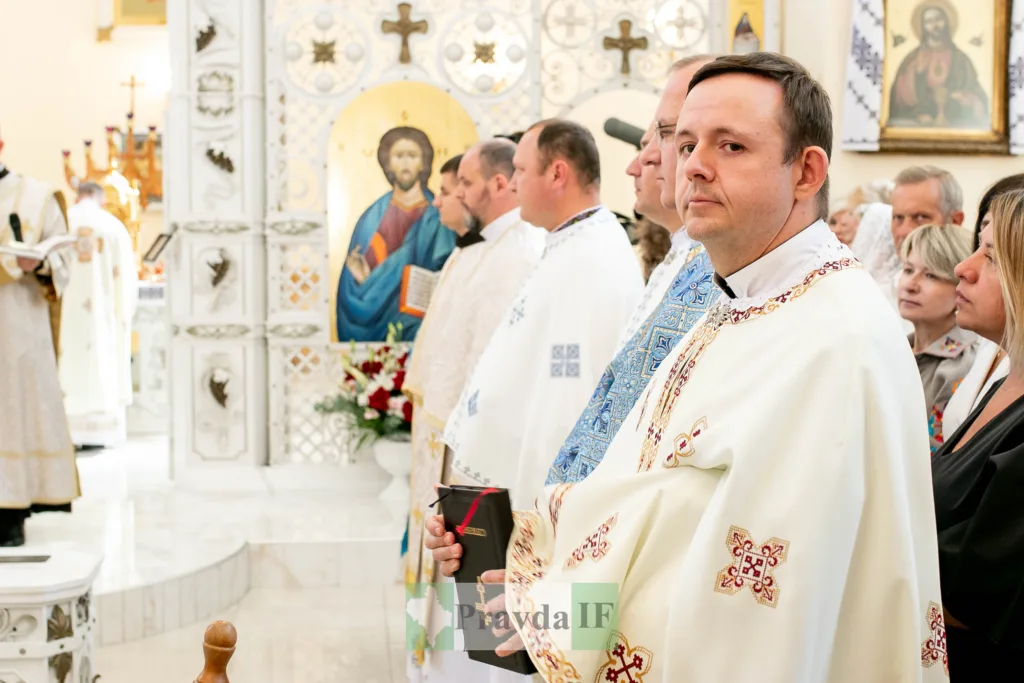 Священники на богослужінні в православній церкві