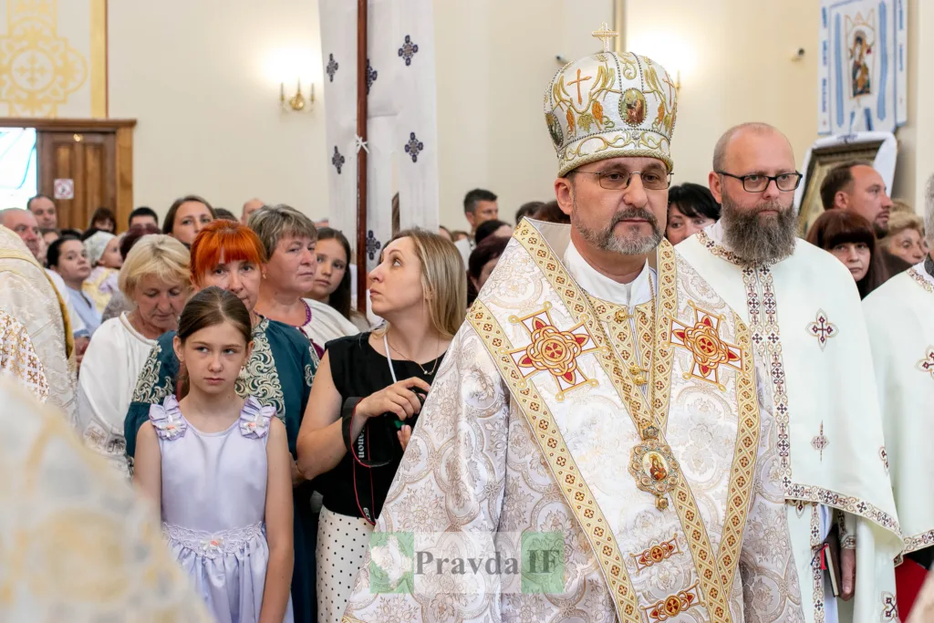 Богослужіння в церкві з архієреєм та вірянами