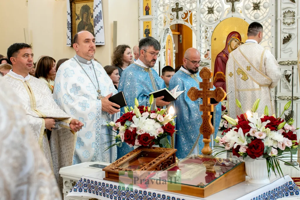 Священники проводять богослужіння у церкві