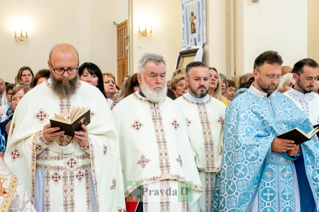 Священники під час богослужіння в церкві