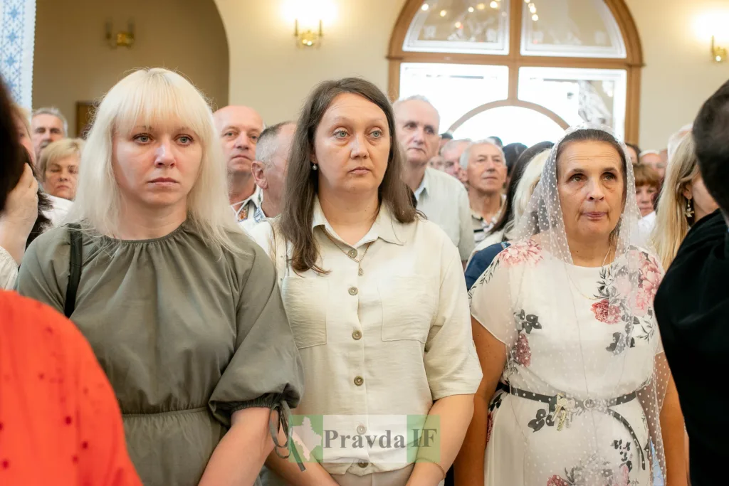 Люди під час церковної служби в храмі