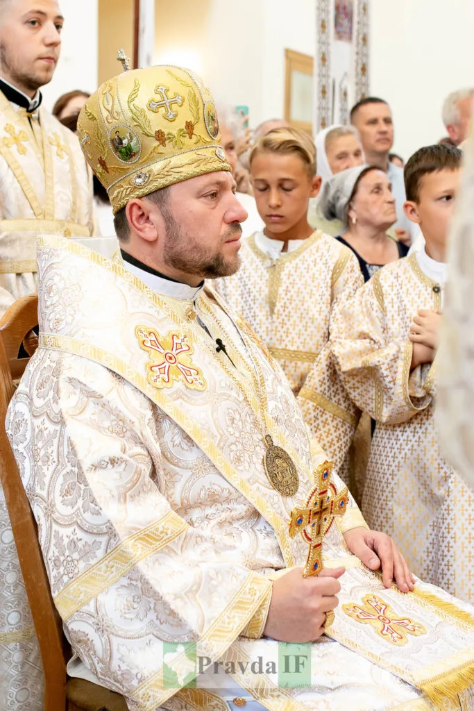 Священник у золотистих ризах під час богослужіння