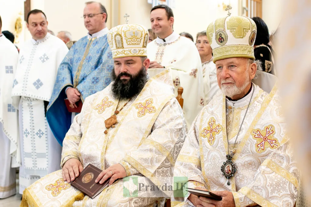 Богослужіння з єпископами у храмі