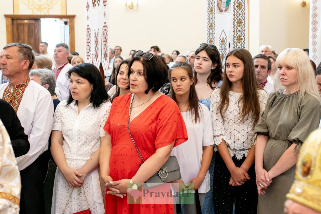 Люди на церковній службі у вишиванках