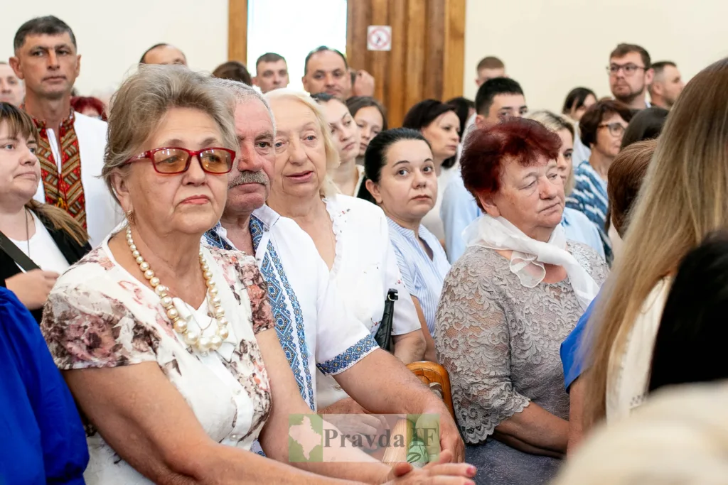 Люди зібралися на урочистий захід у приміщенні