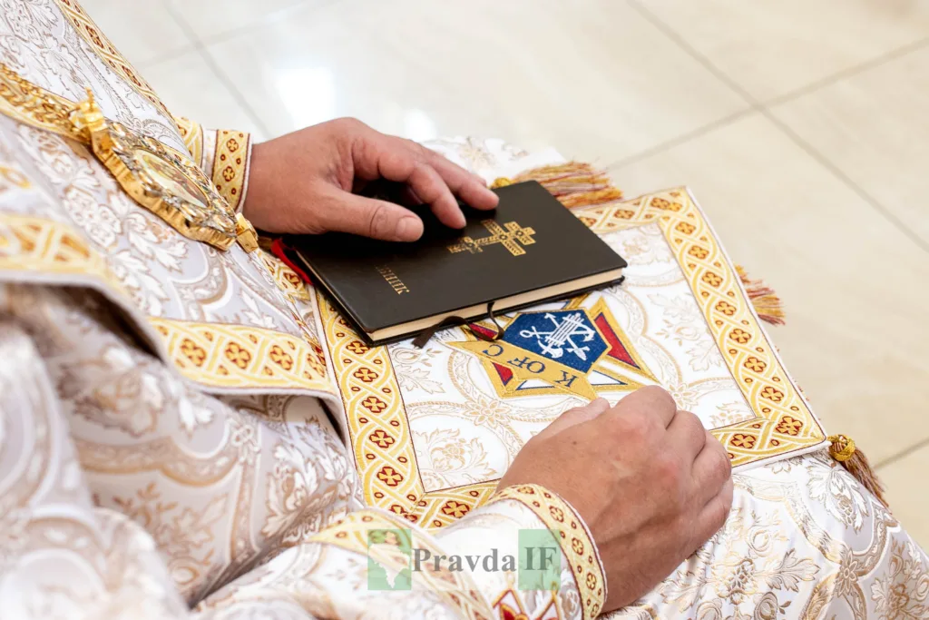 Священник тримає молитвенник у богослужбовому вбранні