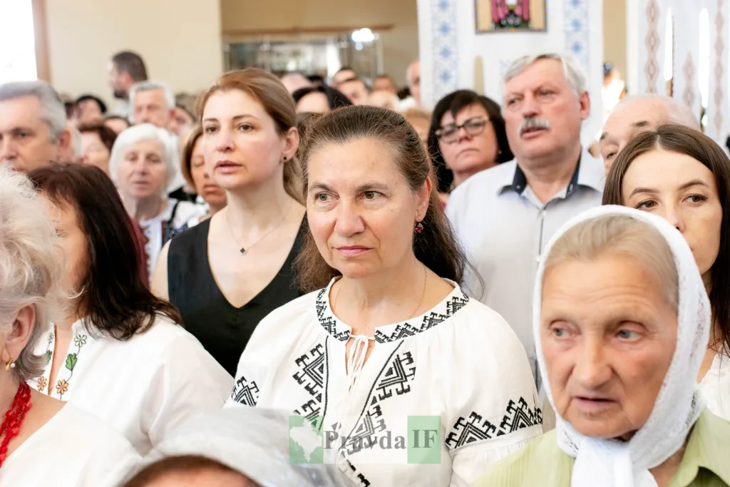 Люди у вишиванках під час богослужіння