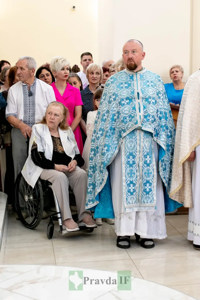 Священник проводить церемонію в церкві серед людей
